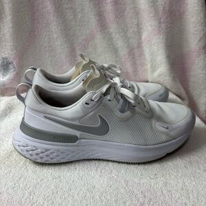 Nike React Miler Women's Road Running Shoes Size 9 White/Metallic Silver